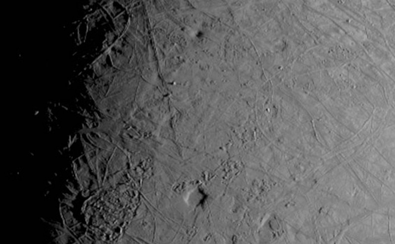 To Juno πλησίασε την παγωμένη Ευρώπη: Κοντινές φωτογραφίες από τον δορυφόρο
