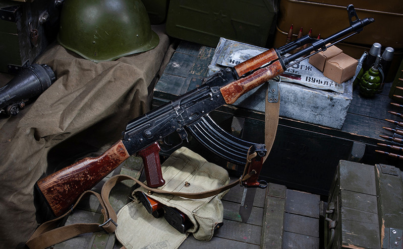 Πόλεμος στην Ουκρανία: Οι Ρώσοι τροποποιούν το Καλάσνικοφ AK-12 για να γίνει ευκολότερος ο χειρισμός του