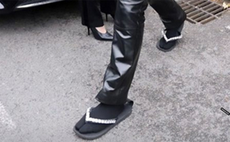 Η εκκεντρική εμφάνιση γνωστού καλλιτέχνη στην Εβδομάδα Μόδας του Λονδίνου με… διαμαντένιες παντόφλες και μαύρες κάλτσες