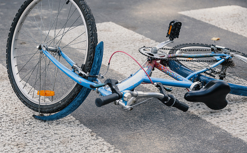 Αμαλιάδα: 10χρονος που έκανε ποδήλατο παρασύρθηκε και εγκαταλείφθηκε από αυτοκίνητο