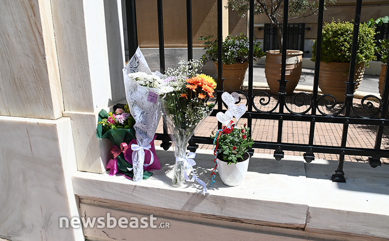 Λουλούδια και σημειώματα έξω από τη βρετανική πρεσβεία στην Αθήνα για τη Βασίλισσα Ελισάβετ