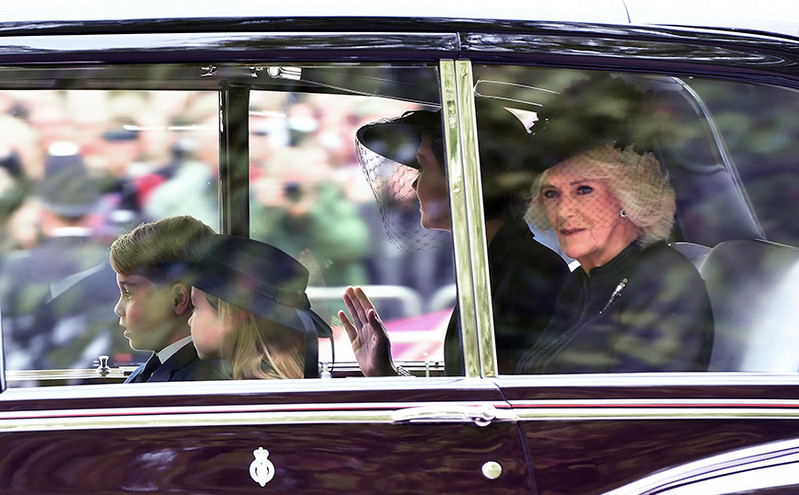 Κηδεία Βασίλισσας Ελισάβετ: Ο 9χρονος πρίγκιπας Τζορτζ και η 7χρονη πριγκίπισσα Σάρλοτ στο τελευταίο «αντίο»