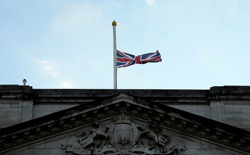 Βασίλισσα Ελισάβετ: Μεσίστια η σημαία στα Ανάκτορα του Μπάκιγχαμ