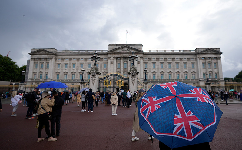 Live εικόνα με τον κόσμο έξω από το παλάτι του Μπάκιγχαμ μετά τον θάνατο της Βασίλισσας Ελισάβετ