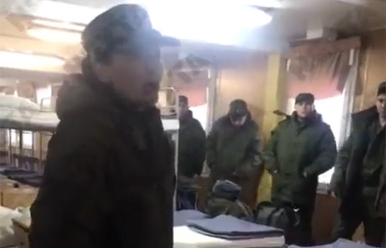 Ρωσία: Ζητούν από τους στρατιώτες να πάρουν μαζί τους σερβιέτες και ταμπόν για τα τραύματα