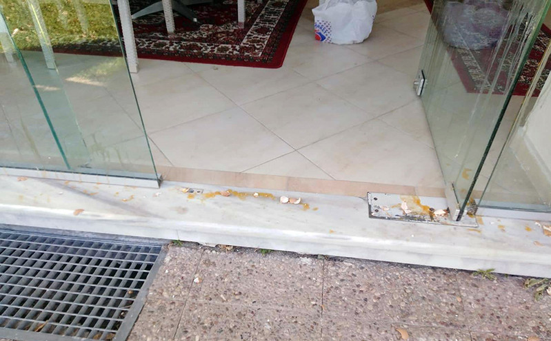 Θεσσαλονίκη: Πέταξαν αβγά στα γραφεία του ΣΥΡΙΖΑ &#8211; Προοδευτική Συμμαχία στη Σίνδο