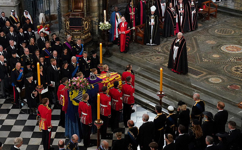 Κηδεία Βασίλισσας Ελισάβετ: Έψαλλαν ύμνο που είχε ακουστεί στον γάμο της με τον Φίλιππο