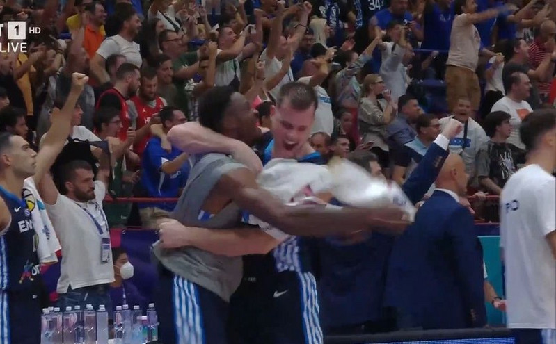 Eurobasket: Ο έξαλλος πανηγυρισμός του Θανάση Αντετοκούνμπο στην απίθανη προσπάθεια του Γιάννη &#8211; Δείτε το βίντεο