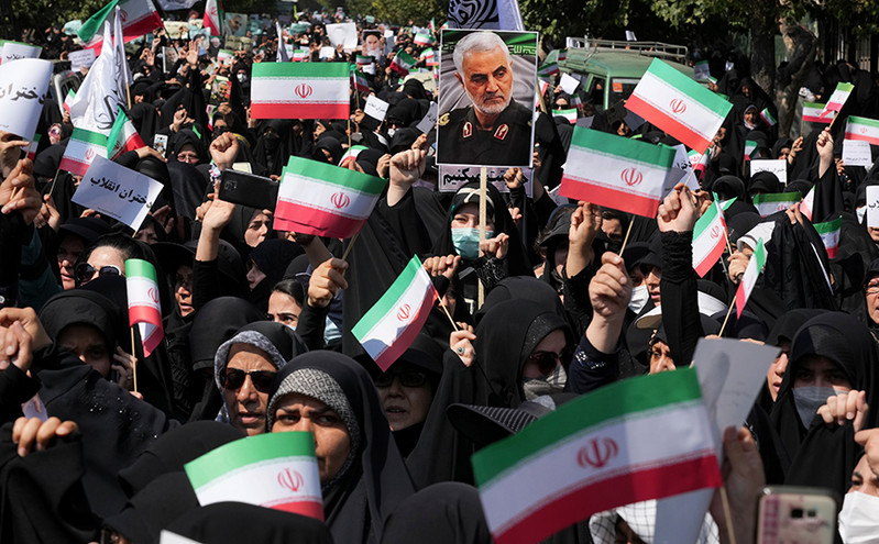 Ιράν: Χιλιάδες άνδρες και γυναίκες διαδήλωσαν υπέρ της μαντίλας &#8211; «Θάνατος στους συνωμότες»