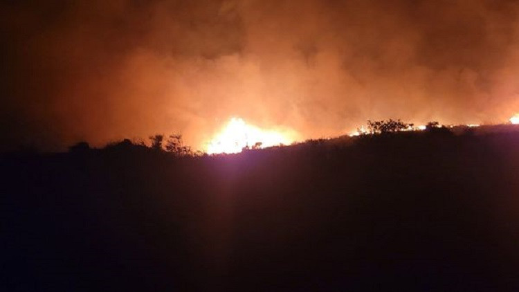 Φωτιά στην Κεφαλονιά – Μάχη της Πυροσβεστικής σε δύο πύρινα μέτωπα