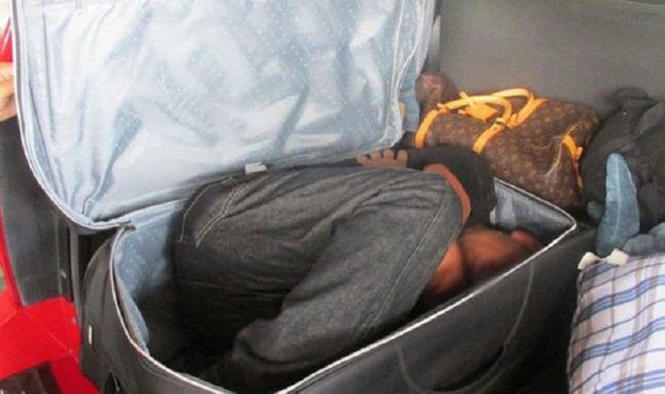 ΗΠΑ: Διακινητές έκρυβαν μετανάστες μέσα σε βαλίτσες, ξύλινα κιβώτια και άδειες υδροφόρες
