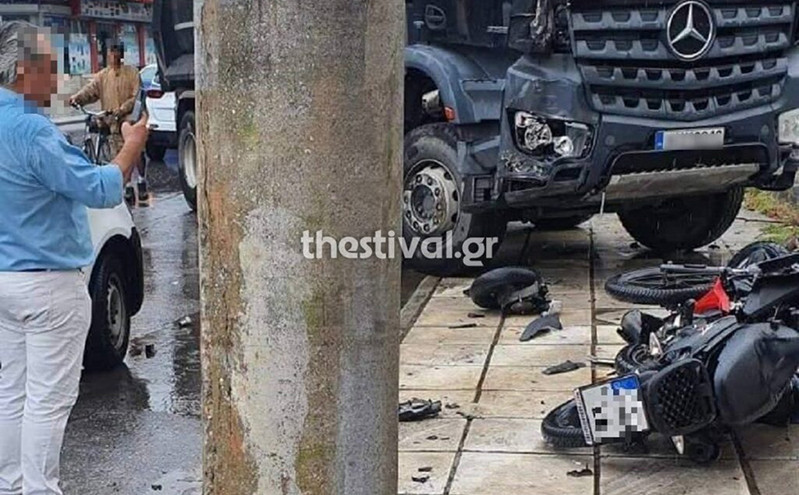 Θεσσαλονίκη: Φορτηγό έπεσε σε σταθμευμένα οχήματα