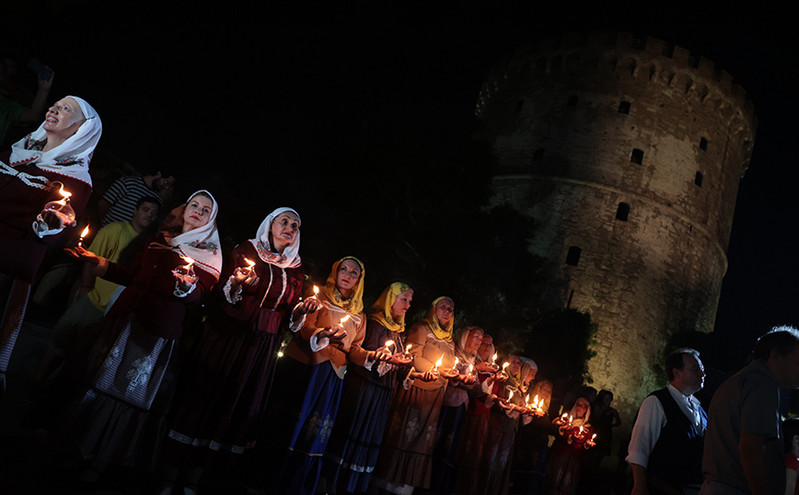 Θεσσαλονίκη: 100 φαναράκια φώτισαν την πόλη για την επέτειο της Μικρασιατικής Καταστροφής