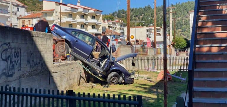 Καστοριά: Αυτοκίνητο έπεσε σε τοιχίο βρεφονηπιακού σταθμού