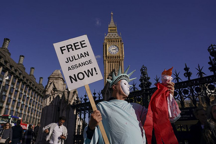 Βρετανία: Aνθρώπινη αλυσίδα στο κοινοβούλιο, κατά της έκδοσης του Τζούλιαν Ασάνζ στις ΗΠΑ