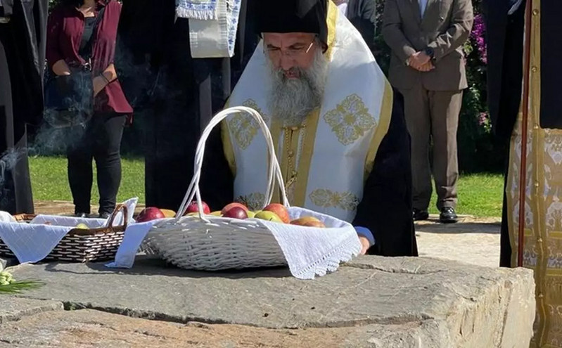 Συγκλονιστική στιγμή: Ο Αρχιεπίσκοπος Κρήτης γονατίζει στον τάφο του Καζαντζάκη που έφτασε κοντά στον αφορισμό – Δείτε φωτογραφίες