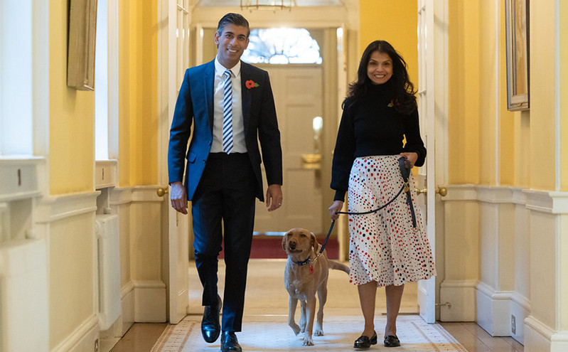 Ρίσι Σούνακ: Έπιασε δουλειά ως πρωθυπουργός &#8211; Η πρώτη εμφάνιση στην Ντάουνινγκ Στριτ με τη σύζυγο και τον σκύλο τους