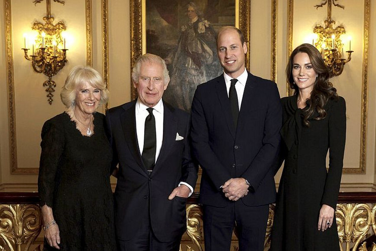 Βρετανία: Η πρώτη επίσημη φωτογραφία του βασιλιά Καρόλου με την Καμίλα, τον Ουίλιαμ και την Κέιτ