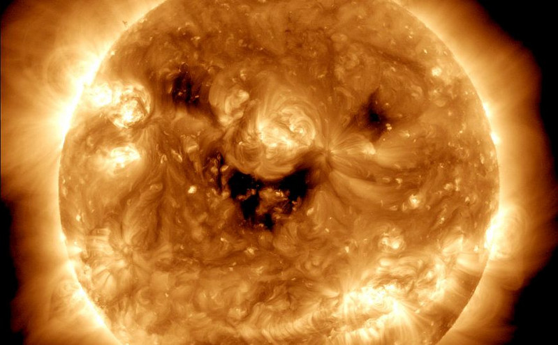NASA: Viral η φωτογραφία με τον «χαμογελαστό» Ήλιο
