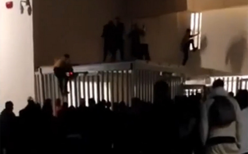 ΑΕΚ: Βίντεο με οπαδούς να σκαρφαλώνουν για να μπουν χωρίς εισιτήριο στο ντέρμπι με τον ΠΑΟΚ