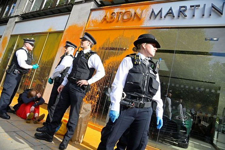 Λονδίνο: Ακτιβιστές ψέκασαν με πορτοκαλί μπογιά την βιτρίνα της Aston Martin