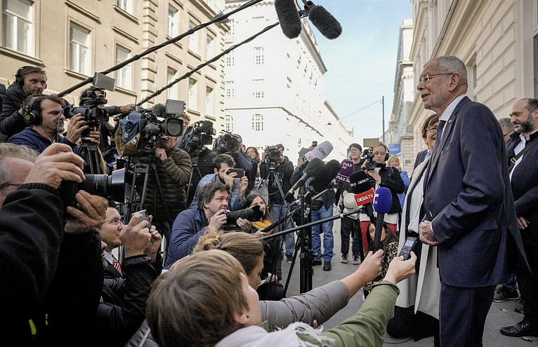 Αυστρία: Ο απερχόμενος πρόεδρος Αλεξάντερ Φαν ντερ Μπέλεν εξασφαλίζει την επανεκλογή του στο αξίωμα