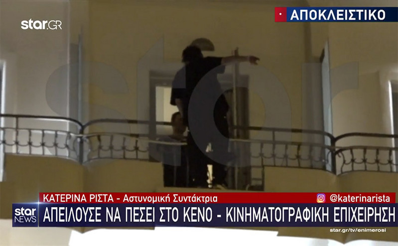 Θρίλερ στο κέντρο της Αθήνας: Νεαρός απειλούσε να πέσει από μπαλκόνι ξενοδοχείου
