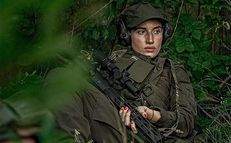 Διάσημη sniper της Ουκρανίας έβαλε νυφικό και παντρεύτηκε τον άντρα που γνώρισε στην πρώτη γραμμή του πολέμου