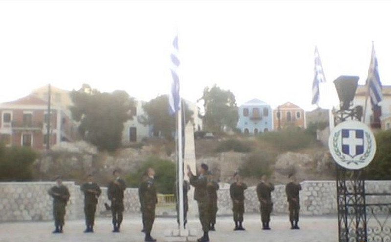 28η Οκτωβρίου: Η έπαρση της ελληνικής σημαίας στο Καστελόριζο και οι ευχές από την κυρά Ρηνιώ στην Κίναρο