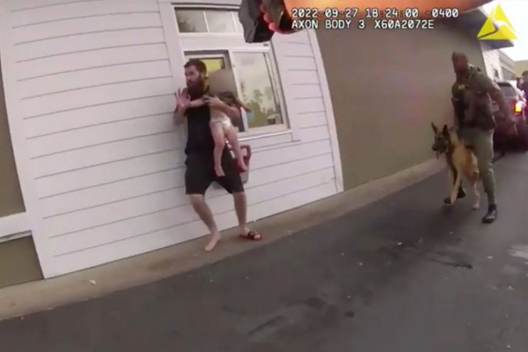 Βίντεο σοκ με πατέρα που κρατά το μωρό του ως ασπίδα προτού τον χτυπήσουν με taser