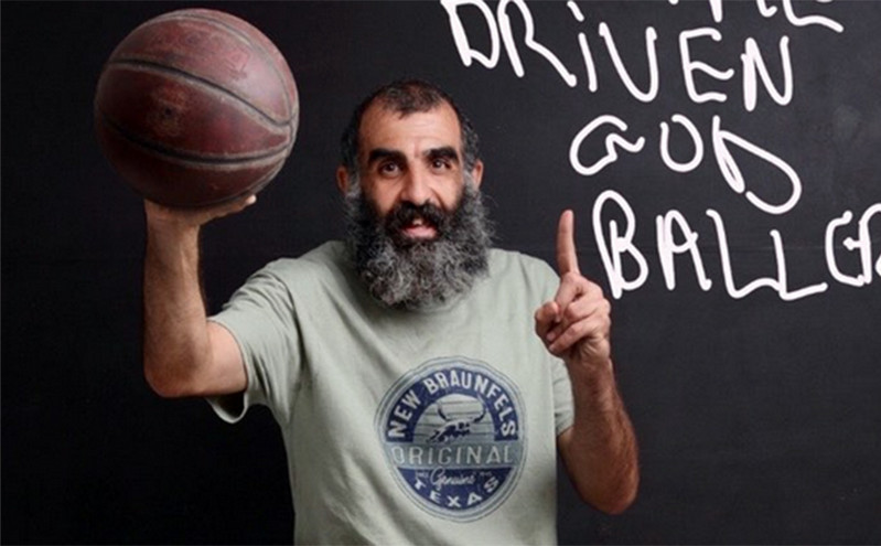 Έλληνας ταξιτζής στη Νέα Υόρκη έγινε viral: Βάζει κάτω τους πιτσιρικάδες στο μπάσκετ &#8211; Λένε ότι είναι 70 χρονών