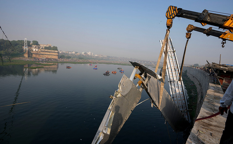 Ινδία: 9 συλλήψεις και 134 νεκροί μετά την κατάρρευση της γέφυρας