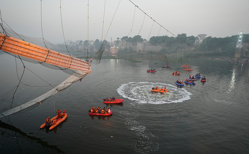 Τραγωδία στην Ινδία: Στους 130 οι νεκροί από την κατάρρευση της γέφυρας -«Οι άνθρωποι έπεσαν ο ένας πάνω στον άλλον»