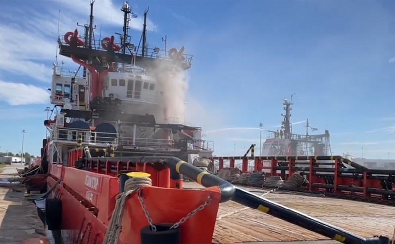 Φωτιά σε ρυμουλκό στο λιμάνι της Αλεξανδρούπολης – Δείτε βίντεο