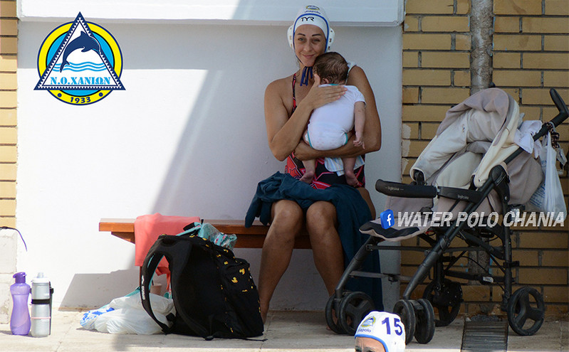 Κρήτη: Αθλήτρια πόλο ταΐζει το μωρό της λίγο πριν βουτήξει στην πισίνα