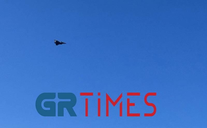 Θεσσαλονίκη: Μαχητικά αεροσκάφη και ελικόπτερα «έσκισαν» τον ουρανό &#8211; Για πρώτη φορά πέταξαν Rafale πάνω από την πόλη