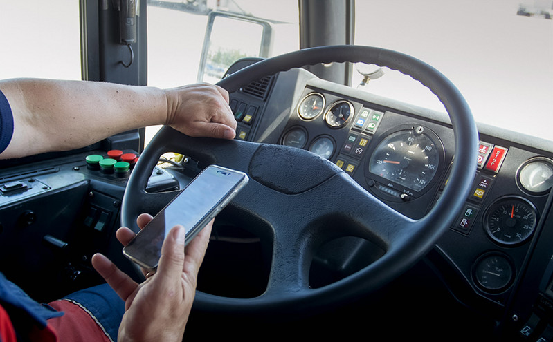 Αποκαλυπτική έρευνα για τους οδηγούς φορτηγών: Στο κινητό πίσω από το τιμόνι 10 φορές την ώρα