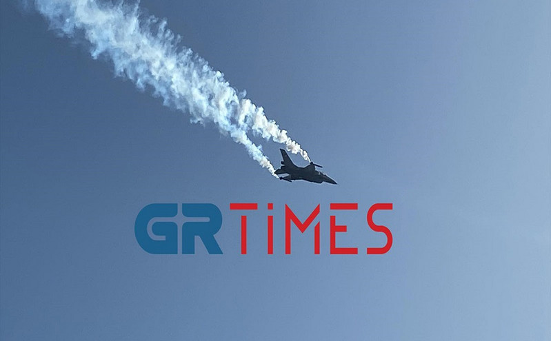 Θεσσαλονίκη: Εντυπωσιακοί ελιγμοί του F-16 της ομάδας ΖΕΥΣ &#8211; Με κομμένη την ανάσα παρακολούθησε ο κόσμος την επίδειξη
