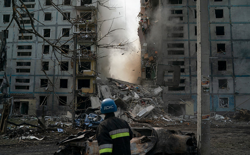 Πόλεμος στην Ουκρανία: Νέος βομβαρδισμός στη Ζαπορίζια κατέστρεψε πολυώροφη πολυκατοικία