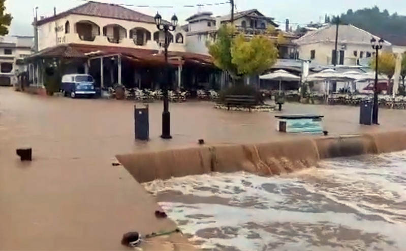 Απίστευτες εικόνες στα Σύβοτα: Ο κεντρικός δρόμος έγινε ποτάμι και σχηματίστηκε&#8230; καταρράκτης στη θάλασσα