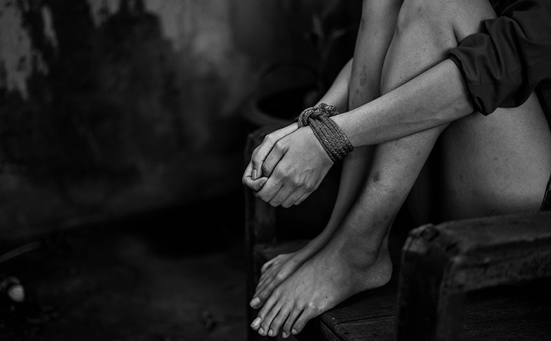 Ο απόλυτος εφιάλτης για 22χρονη: Την κρατούσε ως σκλάβα του σεξ επί έναν μήνα, τη βίαζε, τη μαστίγωνε στο υπόγειο