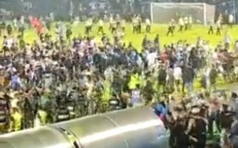 Τραγωδία στην Ινδονησία: Πάνω από 100 νεκροί σε ποδοσφαιρικό γήπεδο &#8211; Δείτε βίντεο
