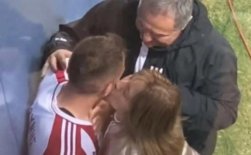 Ολυμπιακός &#8211; Φορτούνης: Η αγκαλιά της μητέρας του και το φιλί του Καραπαπά για την επιστροφή του