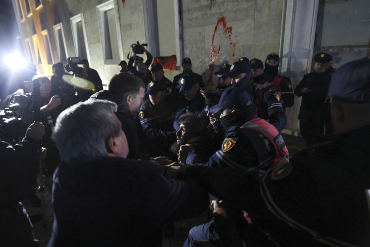 Αλβανία: Επεισόδια μεταξύ διαδηλωτών και αστυνομικών σε διαμαρτυρία έξω από το γραφείο του Έντι Ράμα