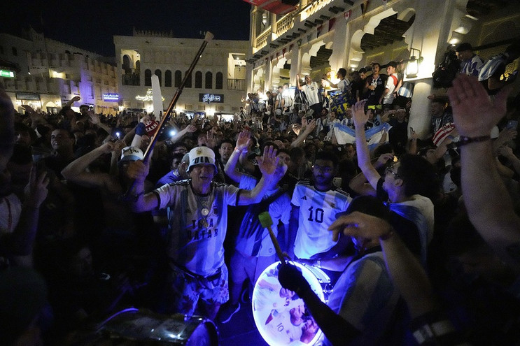 Μουντιάλ 2022: «Τρελάθηκαν» οι Αργεντινοί οπαδοί στο Κατάρ &#8211; «Αυτό είναι για τον Ντιέγκο που μας βλέπει απ&#8217; τον ουρανό»
