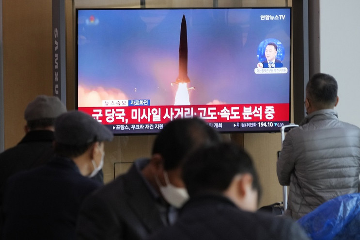 Βόρεια Κορέα: Εκτόξευσε τουλάχιστον δέκα πυραύλους – Ένας έπεσε κοντά στα χωρικά ύδατα της Νότιας Κορέας