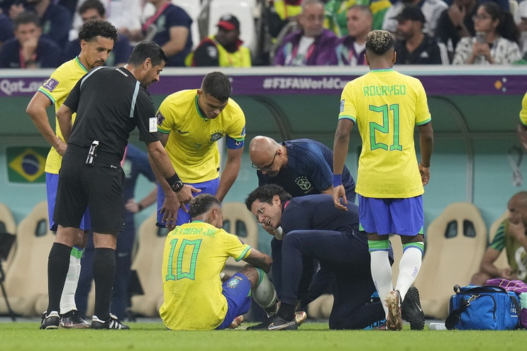 Μουντιάλ 2022: Αγωνία στη Βραζιλία με τον τραυματισμό στον αστράγαλο του Νεϊμάρ – Έκλαιγε στον πάγκο