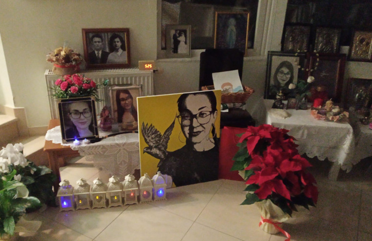 Ελένη Τοπαλούδη: Η γωνιά του σπιτιού με τις φωτογραφίες της και η μητέρα που συγκλονίζει &#8211; «Ελενίτσα μου, ακούς; Πονάει η μαμά»