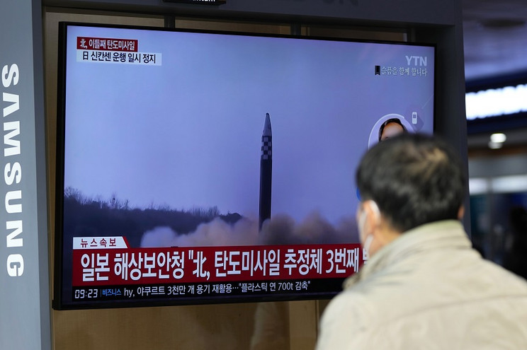Βόρεια Κορέα: Εκτόξευσε άλλους τρεις βαλλιστικούς πυραύλους – Ο ένας ήταν διηπειρωτικός