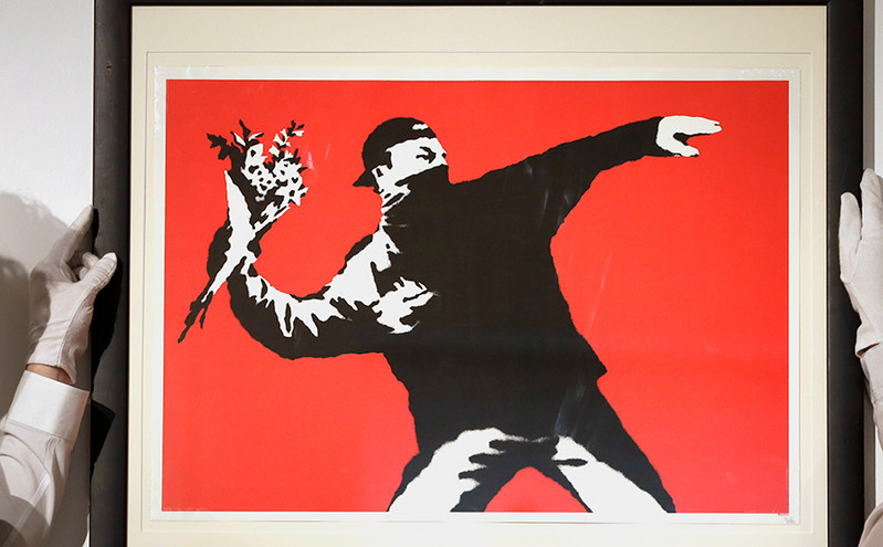 Banksy: Η Guess «έκλεψε» έργο του και καλεί κλέφτες… να της κάνουν επίσκεψη